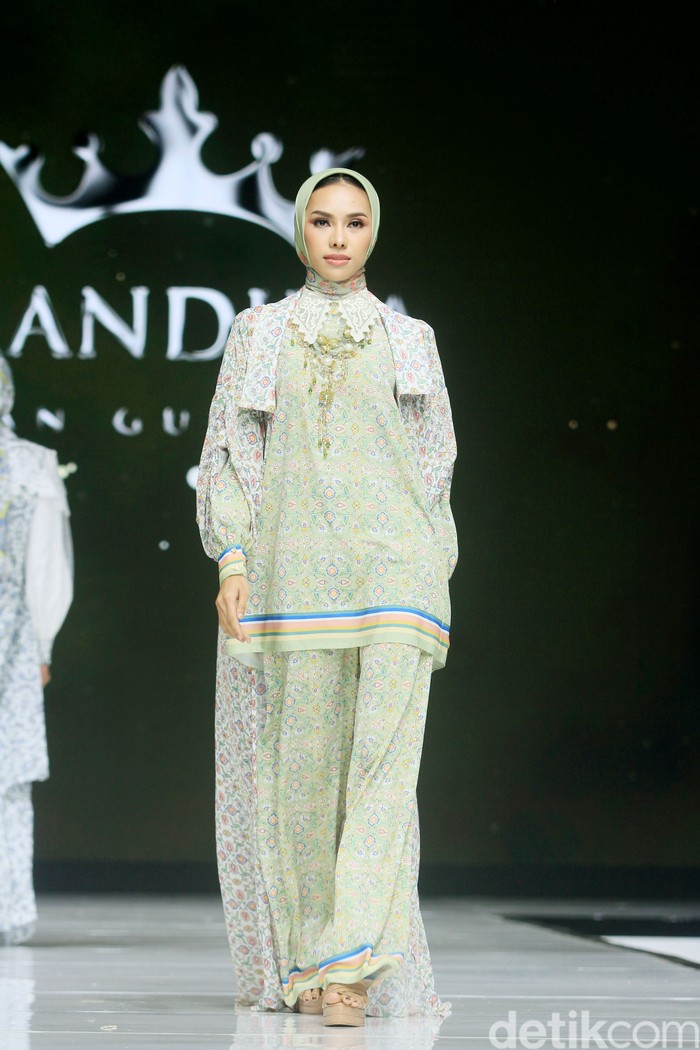 Koleksi Mandjha Hijab by Ivan Gunawan di Acara Garis Poetih 2025