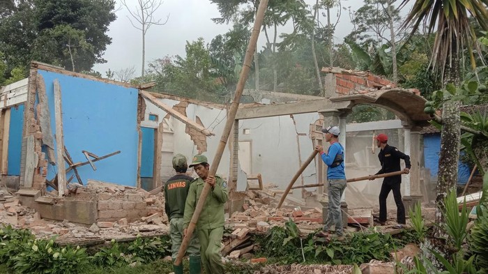 Kondisi di pengungsian korban pergerakan tanah di Nyalindung, Sukabumi