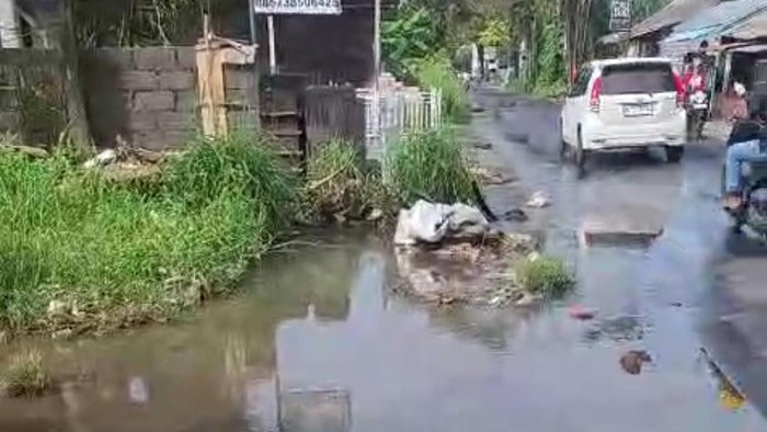 Kondisi irigasi yang terjadi di Jalan Raya Kapal-Munggu, Tabanan, Bali, Jumat (17/1/2025).