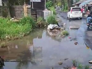 Sampah dan Irigasi Dangkal Bikin Jalan Kapal-Munggu Tergenang Air