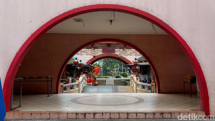 Pengunjung beraktivitas di Kampung China, Cibubur, Jumat (17/1/2024). Lokasi kampung China yang dulu ramai terutama saat imlek kini nampak memprihatinkan.