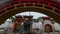 Sejumlah ruko dengan ornamen khas China juga telah rusak.  