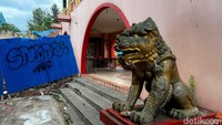 Warna patung singa di pintu masuk juga sudah pudar.  