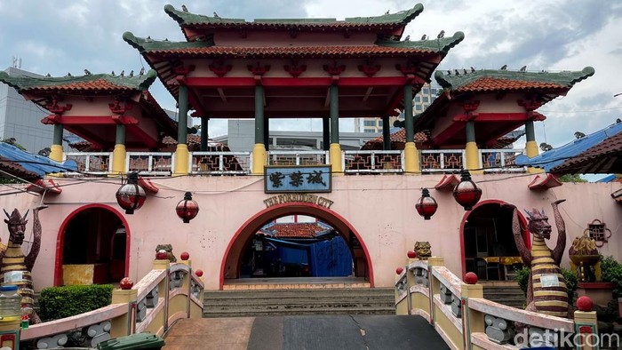 Kondisi Kampung China Cibubur Jelang Imlek Pengunjung beraktivitas di Kampung China, Cibubur, Jumat (17/1/2024). Lokasi kampung China yang dulu ramai terutama saat imlek kini nampak memprihatinkan.