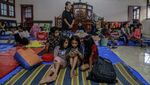 Melihat Kondisi Pengungsi Erupsi Gunung Ibu