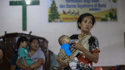 Melihat Kondisi Pengungsi Erupsi Gunung Ibu