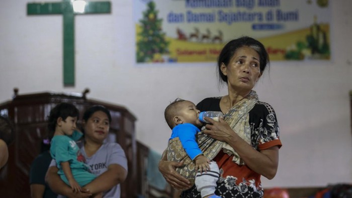 Kondisi Pengungsi Erupsi Gunung Ibu Sejumlah warga yang terdampak erupsi Gunung Ibu beraktivitas di Gereja Emanuel Desa Tongute Sungi, Kabupaten Halmahera Barat, Maluku Utara, Kamis (16/1/2025).Badan Penanggulangan Bencana Daerah (BPBD) Halmahera Barat mencatat data sementara, pengungsi yang berada di Desa Sangaji Nyeku sebanyak 209 saat ini menempati gereja sebagai tempat pengungsian karena lokasinya yang lebih aman dari ancaman erupsi Gunung Ibu. ANTARA FOTO/Andri Saputra/foc.