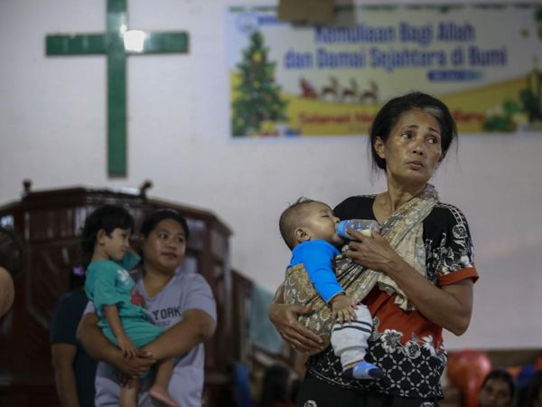 Melihat Kondisi Pengungsi Erupsi Gunung Ibu