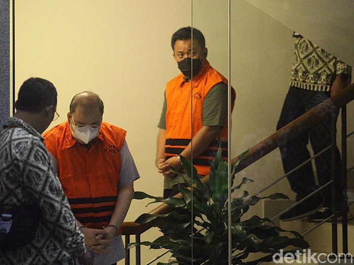 Dua tersangka kasus korupsi di Pemkot Semarang ditahan KPK. Keduanya adalah Martono dan Rachmat Utama Djangkar.