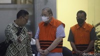 Keduanya merupakan tersangka kasus dugaan tindak pidana korupsi di lingkungan Pemerintah Kota Semarang berupa pengadaan barang atau jasa di lingkungan Pemerintah Kota Semarang tahun 2023-2024.  