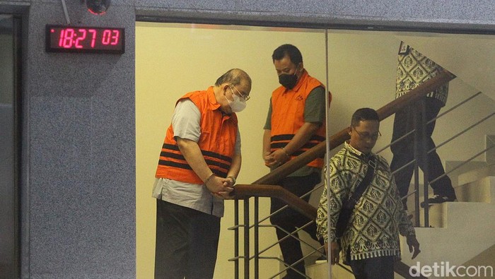 Dua tersangka kasus korupsi di Pemkot Semarang ditahan KPK. Keduanya adalah Martono dan Rachmat Utama Djangkar.