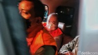 Martono dan Rachmat Utama Djangkar (berkacamata) digelandang ke mobil tahanan untuk ditahan sebagai tersangka, di gedung Merah Putih KPK, Jakarta, Jumat (17/1/2025).  