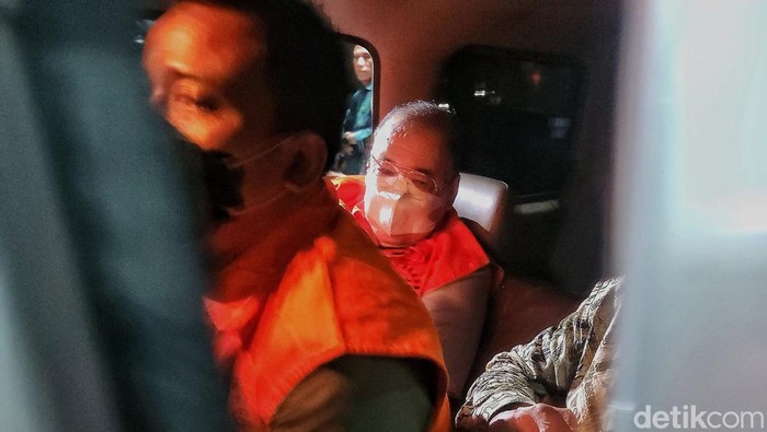 Dua tersangka kasus korupsi di Pemkot Semarang ditahan KPK. Keduanya adalah Martono dan Rachmat Utama Djangkar.