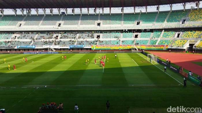 Laga Persebaya vs Malut United di Stadion Gelora Bung Tomo