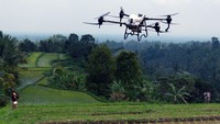 Latihan penggunaan drone pertanian tersebut diikuti empat pemuda sebagai pilot drone untuk membantu para petani.  