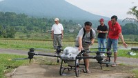 Warga menyiapkan drone atau pesawat udara tanpa awak untuk pemupukan saat berlatih di lahan persawahan Desa Jatiluwih, Tabanan, Bali, Jumat (17/1/2025).  