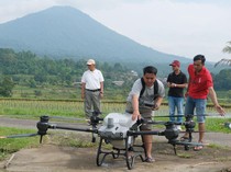 Petani di Bali Belajar Pakai Drone buat Bertani