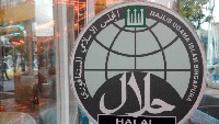 Majlis Ugama Islam Singapura (MUIS) telah meresmikan logo halal dengan dominasi warna hitam. Terdapat tulisan halal dalam bahasa Arab dan cap MUIS. Foto: Reddit/Says
