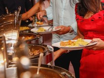 Ini Pandangan Islam Soal Makan Berdiri Saat Kondangan