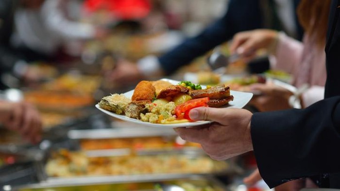 Makan berdiri saat kondangan