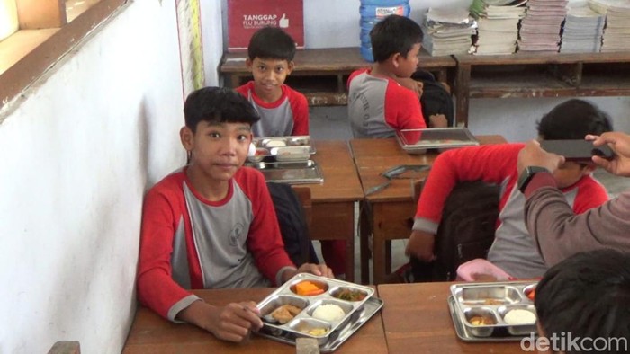 Siswa SDN Dukuh 3, Kecamatan/Kabupaten Sukoharjo, saat santap Makan Bergizi Gratis, Jumat (17/1/2025).