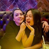 Saat ini Khirani diketahui berusia 18 tahun dan tengah melanjutkan pendidikan di Melbourne. Meski hidup terpisah namun tak membuat hubungan ibu dan anak itu menjadi renggang. Foto: Instagram/@mayangsari_official
