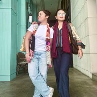 Sesekali Khirani juga pulang ke Indonesia untuk bertemu dengan orangtuanya. Dan saat Khirani berada di Indonesia, Mayang juga selalu menyempatkan diri untuk jalan bareng sang anak. Foto: Instagram/@mayangsari_official