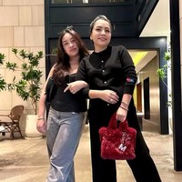 Sama seperti sang mama, Khirani juga punya gaya yang stylish. Meski hanya dengan busana simpel namun pesona Khirani tetap terpancar. Foto: Instagram/@mayangsari_official