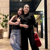 Punya hubungan yang begitu dekat, siapa sangka jika Mayangsari dan anaknya memiliki selisih usia 35 tahun. Mayang sendiri kini berusia 53 tahun. Foto: Instagram/@mayangsari_official