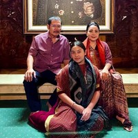Tak hanya bersama sang mama, Khirani juga menghabiskan waktu bersama ayahnya, Bambang Trihatmodjo. Terlihat letiganya sempat berkunjung bersama ke makam Soeharto. Foto: Instagram/@mayangsari_official