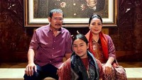 Pernikahan dan hubungan Mayangsari dengan Bambang Trihatmodjo, putra Soeharto, diketahui setelah dirinya melahirkan putri pertama pada 30 Maret 2006. Sampai sekarang, pasangan ini masih langgeng dan kerap membagikan momen kebersamaan dengan putri semata wayang mereka, Khirani Trihatmodjo. Foto: Instagram/@mayangsari_official