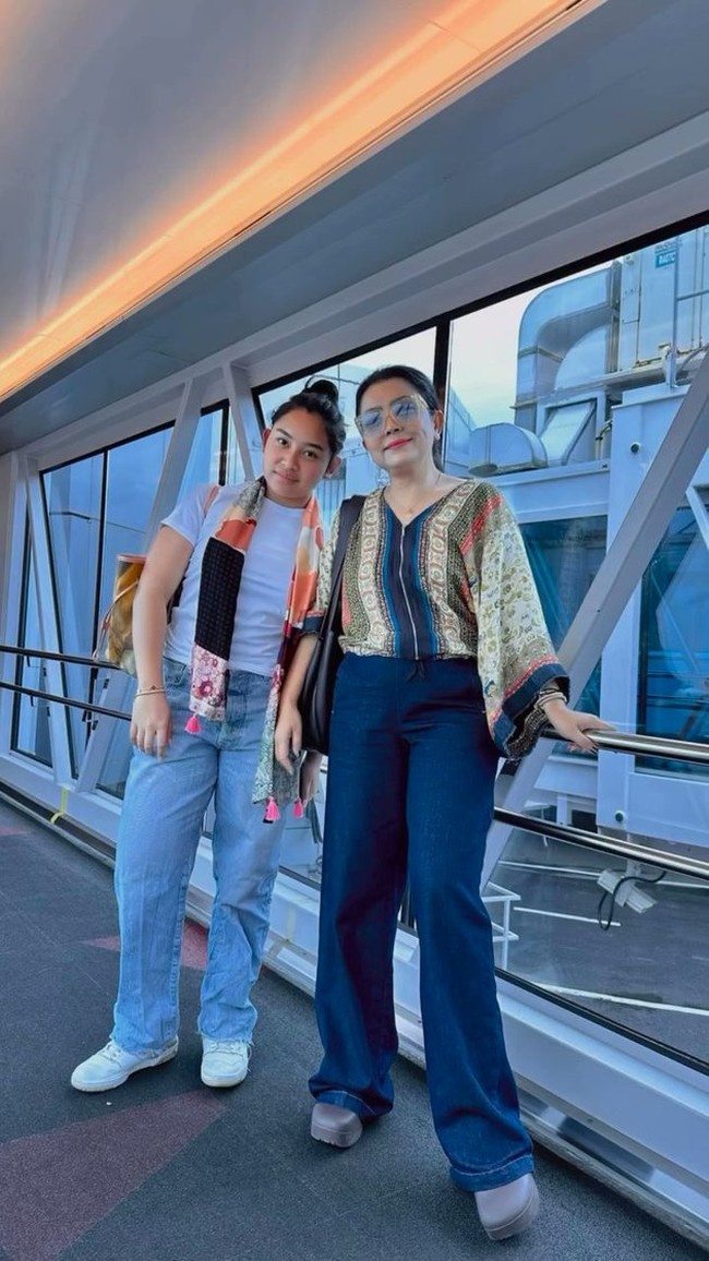 Melalui akun Instagram pribadinya Mayangsari beberapa kali terlihat membagikan kebersamaannya dengan putri semata wayangnya, Khirani Trihatmodjo. Putrinya kini sudah remaja, Mayang dan Khirani selalu terlihat kompak bak bestie. Foto: Instagram/@mayangsari_official