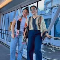 Melalui akun Instagram pribadinya Mayangsari beberapa kali terlihat membagikan kebersamaannya dengan putri semata wayangnya, Khirani Trihatmodjo. Putrinya kini sudah remaja, Mayang dan Khirani selalu terlihat kompak bak bestie. Foto: Instagram/@mayangsari_official