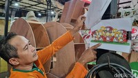 Petugas dari bagian dekorasi Dinas Lingkungan Hidup (DLH) Kota Surabaya sedang menunjukan sketsa ornamen yang akan dibuat saat perayaan Imlek.