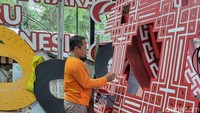 Bahan-bahan yang digunakan untuk dekorasi Imlek yang berukuran besar kebanyakan menggunakan kayu dan triplek. Sementara lampion menggunakan kain dan di dalamnya terdapat lampu.
