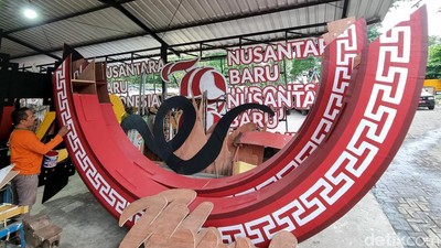 Mengintip Pembuatan Dekorasi Imlek di Surabaya