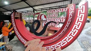 Mengintip Pembuatan Dekorasi Imlek di Surabaya