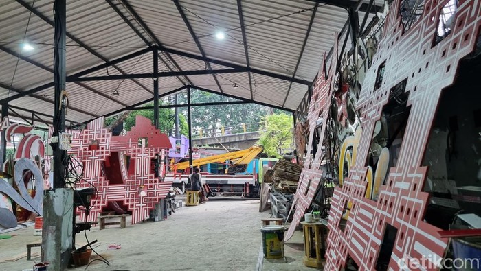 Mengintip pembuatan ornamen Imlek di Surabaya