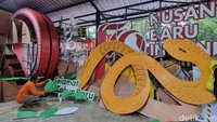 Tahun ini shio-nya adalah Ular Kayu. Replika ular kayu berukuran besar tengah disiapkan dan akan dimunculkan di ruang publik.