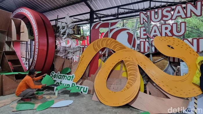 Mengintip pembuatan ornamen Imlek di Surabaya