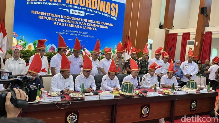 Menko Pangan Zulkifli Hasan memimpin rapat koordinasi terkait pangan di Rujab Gubernur Sulsel.