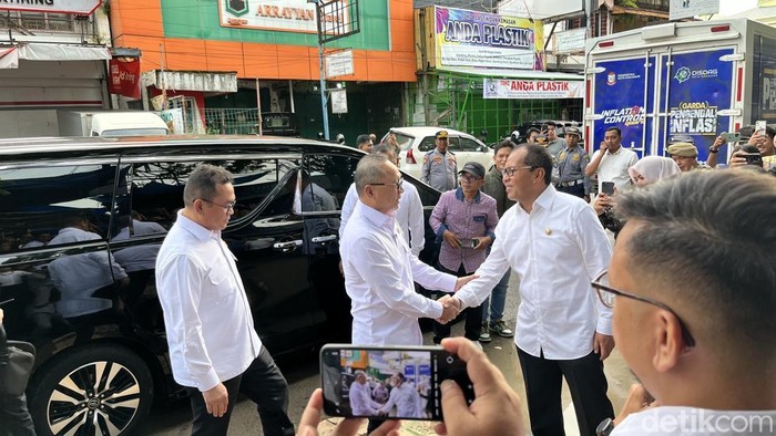 Menteri Koordinator Bidang Pangan Zulkifli Hasan bersama Menteri Perdagangan Budi Santoso memantau harga dan pasokan bahan pokok di pasar Pabaeng-baeng, Makassar. Keduanya disambut oleh Wali Kota Makassar Danny Pomanto.