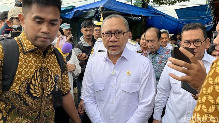 Menteri Koordinator Bidang Pangan Zulkifli Hasan meninjau harga dan pasokan bahan-bahan pokok di Pasar Pabaeng-baeng, Makassar.