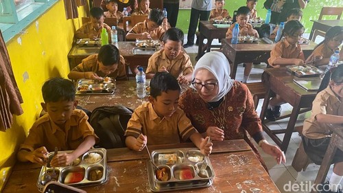 Menteri PPPA Arifah Choiri Fauzi saat memantau ke SDN 1 Subagan terkait dengan program makan bergizi gratis (MBG), Jumat (17/1/2025) (I Wayan Selamat Juniasa)