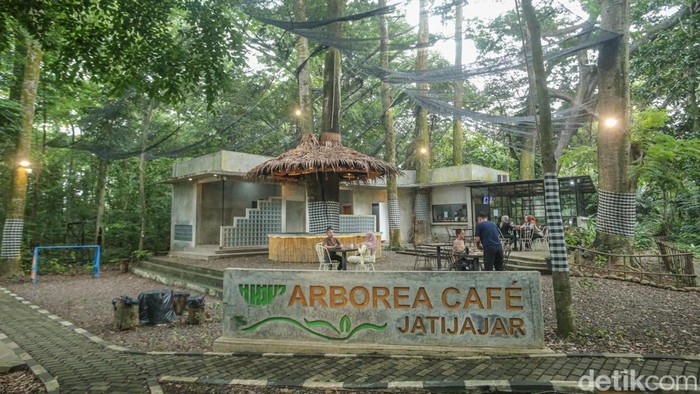 Sejumlah anak bermain di area Desa Wisata, Situ Jatijajar, Depok, Jawa Barat, Jumat (17/1/2025). Situ Jatijajar telah dipilih untuk mewakili Kota Depok dalam Forum Desa Wisata se Jawa Barat karena memiliki potensi besar untuk wisata air, olahraga air, hingga hutan kota, pemilihan tersebut didasari oleh konsep provinsi Jawa Barat yang ingin memajukan desa-desa wisata.