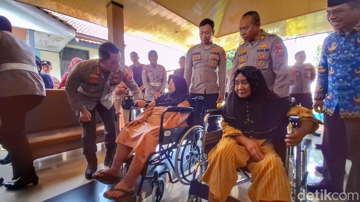 Mimin dan Lindaeni saat menerima kursi roda dari polisi.