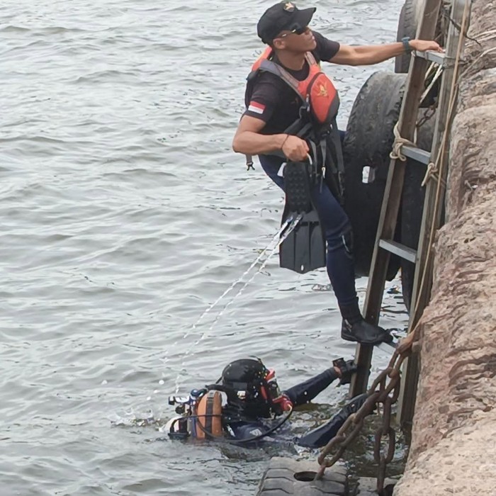 Mobil Brigjen (Purn) Hendrawan Ostevan (75) yang tenggelam di Dermaga KBN Marunda masih dicari. Tim SAR menyelam hingga menggunakan alat khusus. (dok Kantor SAR Jakarta)