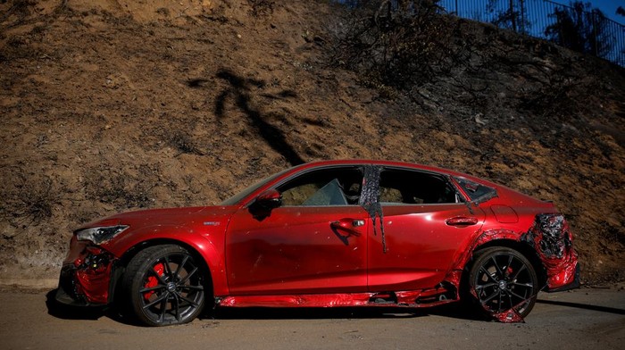 Mobil Mewah di Malibu California Meleleh Akibat Kebakaran Hutan A car that was damaged by the Palisades Fire is seen on a road in Malibu, California, U.S., January 16, 2025. REUTERS/Mike Blake
