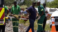 Pengumuman tersebut mengakhiri bencana secara tiba-tiba yang telah menjadi fokus kritik terhadap keputusan pemerintah Afrika Selatan tahun lalu untuk mencoba memaksa keluar para penambang dengan menghentikan pasokan makanan dan pasokan lainnya. Kelompok masyarakat mengatakan penolakan pemerintah untuk melakukan penyelamatan lebih awal secara efektif menyebabkan para penambang mati kelaparan atau dehidrasi.