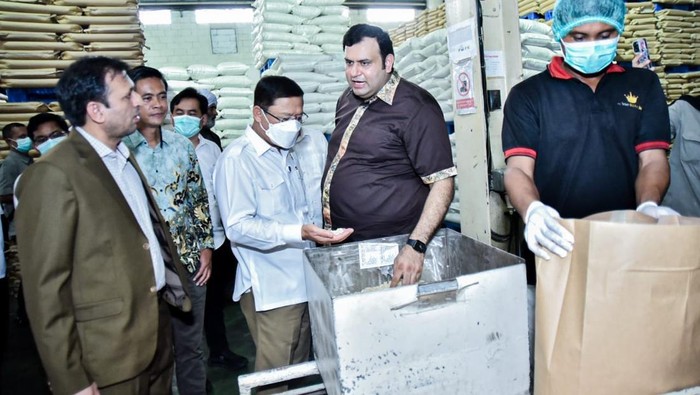 Momen UKP Bidang Ketahanan Pangan Mardiono Lepas Ekspor Produk Turunan CPO Utusan Khusus Presiden Bidang Ketahanan Pangan Muhamad Mardiono melepas ekspor produk turunan minyak sawit (CPO) di Cikarang, Kabupaten Bekasi. Ekspor dilakukan ke Turki, dll.
